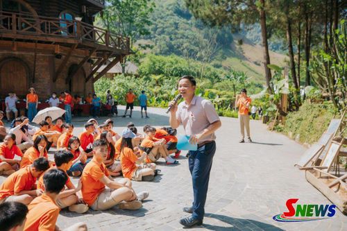 Anh Đỗ Văn Đàm trong một tour đưa khách tham qua tại Khu du lịch quốc gia Mộc Châu. 
