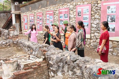 Thuyết minh viên hướng dẫn du khách tham quan Di tích quốc gia đặc biệt Nhà tù Sơn La.