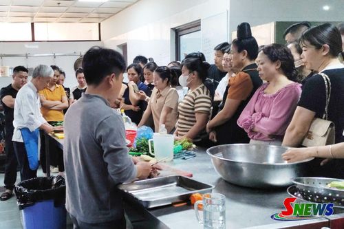Một lớp tập huấn nghiệp vụ bếp cho người làm du lịch Sơn La.