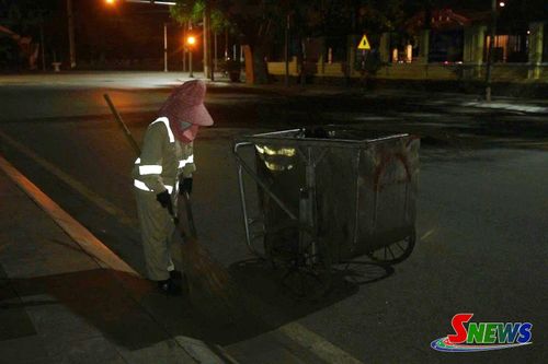 Công nhân Xí nghiệp Môi trường đô thị thu gom rác thải.