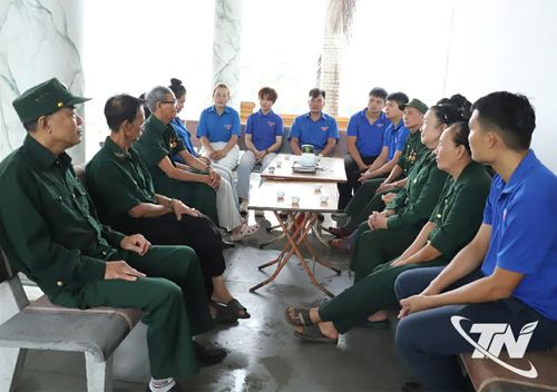 Các cựu Thanh niên xung phong ôn lại truyền thống cùng đoàn viên thanh niên xã Phú Xuyên.