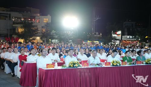 Các đại biểu và đông đảo người dân tham dự, theo dõi Chương trình.