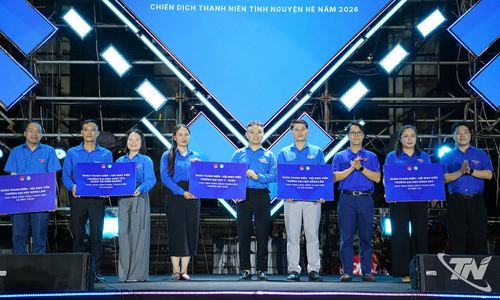 Trao biểu trưng công trình thanh niên dành cho các địa phương đồng hành trong Chiến dịch Thanh niên tình nguyện hè năm 2026.
