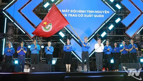 Nghi thức trao cờ ra quân cho các đội hình tình nguyện tham gia Chiến dịch Thanh niên tình nguyện hè năm 2026.