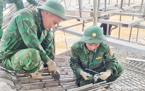 Tỉ mỉ trong từng công đoạn buộc thép để đổ bê tông