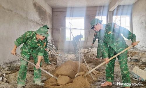 Cán bộ, chiến sĩ biên phòng tham gia xây dựng Trường phổ thông nội trú liên cấp tại xã A Lưới 4