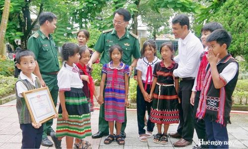Đồng hành, quan tâm học sinh khu vực biên giới