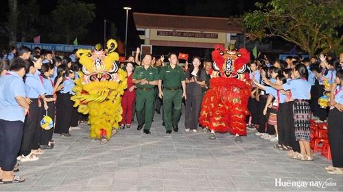 Đại tá Hoàng Minh Hùng, Chỉ huy trưởng và Đại tá Đặng Ngọc Hiệu, Chính ủy BĐBP vui cùng thiếu nhi biên giới trong đêm hội dành cho học sinh
