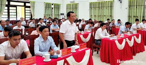Chủ tịch UBND phường Phong Thái Lê Việt Thành trao đổi một số thông tin tại hội nghị