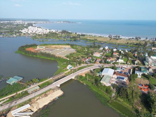 Đập ngăn mặn Khê Hòa thuộc xã Tịnh Khê - Đông Sơn, ven biển Quảng Ngãi.