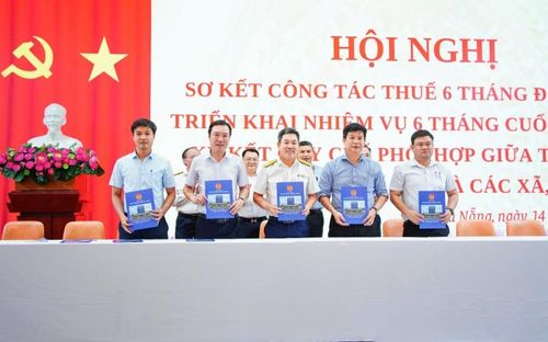 Thuế TP. Đà Nẵng ký kết quy chế phối hợp trong lĩnh vực thuế với đại diện các doanh nghiệp và một số xã, phường trên địa bàn TP. Đà Nẵng. Ảnh: CTV