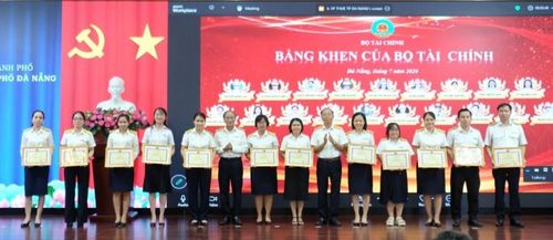 Lãnh đạo Thuế TP. Đà Nẵng trao tặng Bằng khen của Bộ trưởng Bộ Tài chính cho các cá nhân thuộc Thuế TP. Đà Nẵng có thành tích xuất sắc trong công tác. Ảnh: CTV