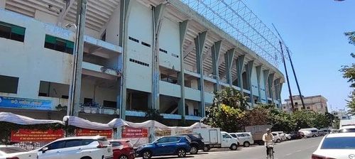Các đơn vị thi công đang tháo dỡ các hạng mục bên trong Sân vận động Chi Lăng