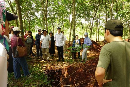 Đoàn các nhà nghiên cứu trẻ và điều phối viên của TTU-VWAI tại nơi đang tìm hài cốt liệt sĩ...