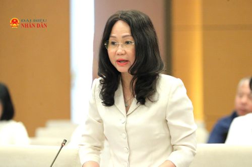 Bộ trưởng Bộ Văn hóa, Thể thao và Du lịch Lâm Thị Phương Thanh trình bày Tờ trình dự án Luật