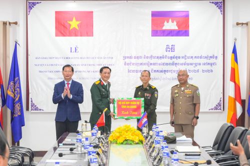 Ban Chuyên trách tỉnh An Giang trao tặng quà cho Ban Chuyên trách tỉnh Kampong Speu. Ảnh: Phương Vũ