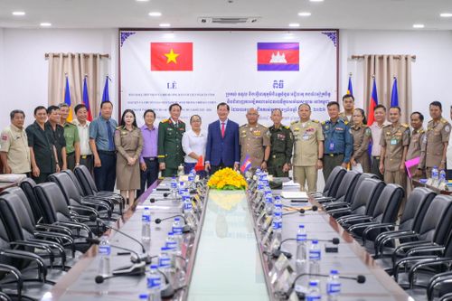 Ban Chuyên trách tỉnh An Giang và Ban Chuyên trách tỉnh Kampong Speu chụp ảnh lưu niệm. Ảnh: Phương Vũ
