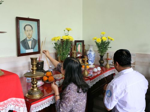 Các đồng chí lãnh đạo UBND phường Ô môn dâng hương