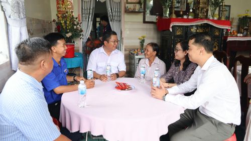 Các đại biểu và các bạn thanh niên trò chuyện với người nhà đồng chí Châu Văn Liêm