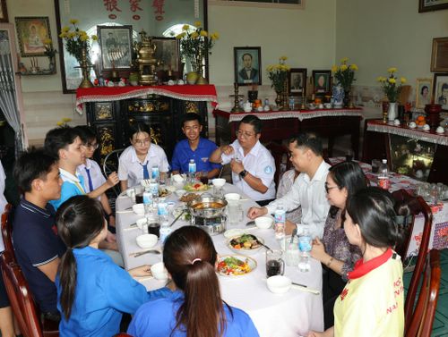 "Bữa cơm tri ân" là dịp để tri ân những người có công với cách mạng mà còn góp phần lan tỏa các giá trị nhân văn, giáo dục truyền thống yêu nước, khơi dậy niềm tự hào dân tộc trong thế hệ trẻ.