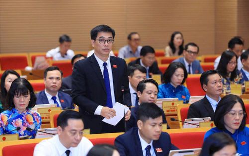 Đại biểu Lê Văn Đức đặt câu hỏi chất vấn. Ảnh: Thành Thái