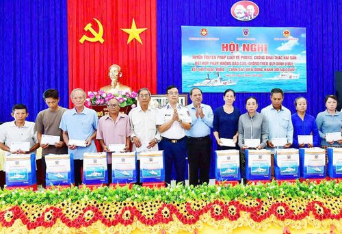 Bộ Tư lệnh Vùng Cảnh sát biển 3 trao quà tặng gia đình chính sách, chủ tàu cá và ngư dân có hoàn cảnh khó khăn trên địa bàn