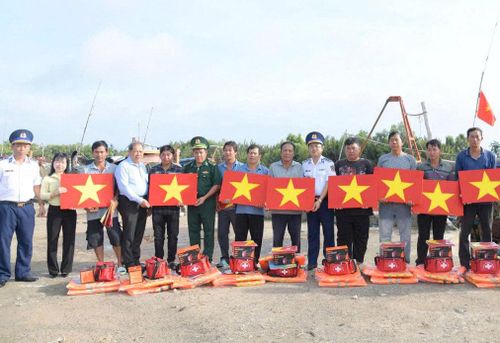 Bộ Tư lệnh Vùng Cảnh sát biển 3 trao quà và cờ Tổ quốc tới ngư dân