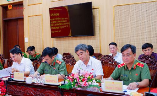 Các thành viên đoàn khảo sát tham dự cuộc làm việc