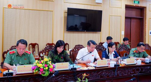 Các thành viên đoàn khảo sát tham dự cuộc làm việc