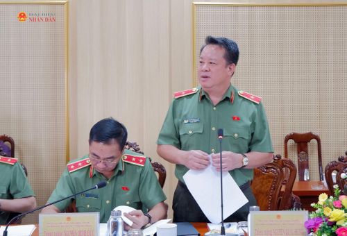 Phó Chủ nhiệm Ủy ban Quốc phòng, An ninh và Đối ngoại, Thiếu tướng Nguyễn Quốc Hùng phát biểu tại buổi làm việc