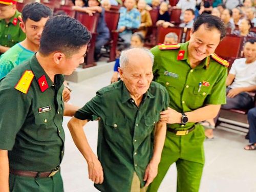  Cán bộ, chiến sĩ công an, quân đội hỗ trợ thân nhân liệt sĩ tại các điểm lấy mẫu ADN tập trung 