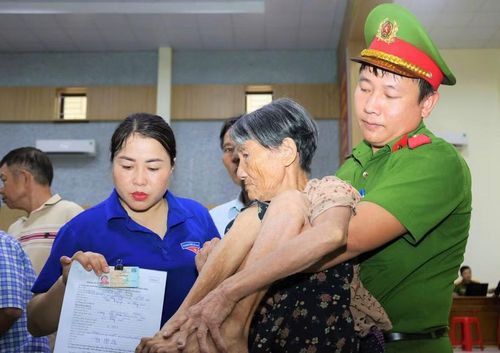  Lực lượng Công an hỗ trợ thân nhân liệt sĩ già yếu, bệnh tật lấy mẫu ADN 