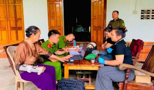  Công an cơ sở đến nhà thân nhân liệt sĩ để lấy mẫu ADN 