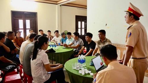 CSGT Công an tỉnh Quảng Trị tổ chức phổ biến, tuyên truyền về Luật Trật tự an toàn giao thông đường bộ cho người dân, doanh nghiệp vận tải trên địa bàn.