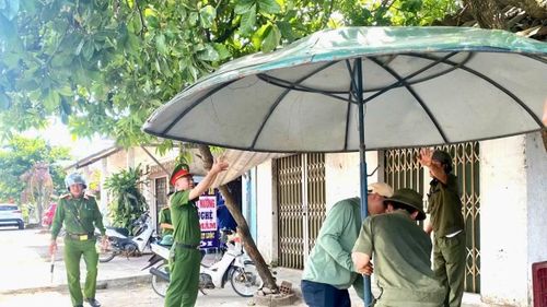 Công an xã Bến Quan nhắc nhở, xử lý các trường hợp lấn chiếm lòng đường, vỉa hè gây mất trật tự, an toàn giao thông.