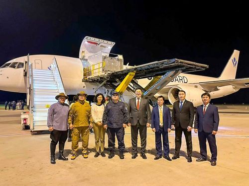 22h ngày 5/7, tại sân bay quốc tế Chinggis Khaan (Mông Cổ), 20 chiến mã đã về tới quê hương sau 6 năm đồng hành cùng Đoàn CSCĐ Kỵ binh Việt Nam. Tham dự buổi trao tặng đại diện Việt Nam có lãnh đạo Bộ Tư lệnh CSCĐ; Đại sứ quán Việt Nam tại Mông Cổ; Đoàn trưởng Đoàn CSCĐ Kỵ binh; đại diện Mông Cổ có chủ nhiệm văn phòng Tổng thống, Thứ trưởng Bộ Nội vụ và Tư pháp, Tổng cục trưởng thi hành án (DGCE) và đại diện các cơ quan chức năng của Bộ nội vụ, tư pháp Mông Cổ; Bộ Nông nghiệp, Bộ Ngoại giao, Y tế, Hải quan...