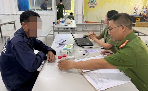 Công an xã Phước Năng tổ chức test ma túy ngẫu nhiên cho công nhân, người lao động làm việc trên địa bàn xã.