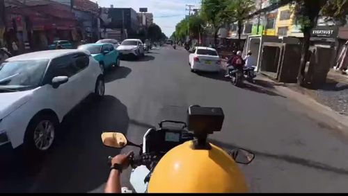 Tổ công tác điều khiển xe đặc chủng nhanh chóng mở đường, đưa sản phụ đến bệnh viện.