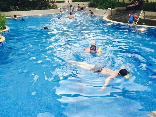 Adenovirus dễ bùng phát tại những nơi trẻ sinh hoạt tập trung như trường học, lớp học ngoại khóa, khu vui chơi và bể bơi công cộng.
