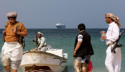 Các thành viên lực lượng Houthi di chuyển bằng xuồng ở Biển Đỏ. Ảnh: Reuters