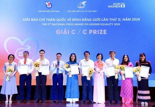 Ban Tổ chức trao giải Ba và giải Khuyến khích cho các nhóm tác giả.