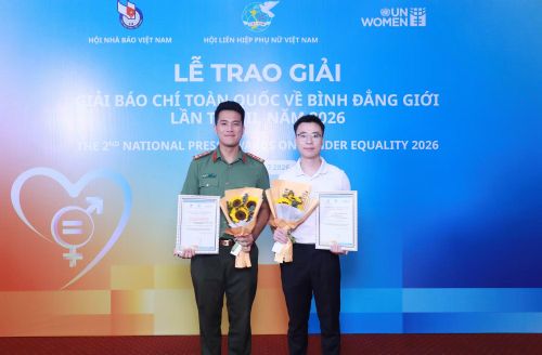 Tác giả Nguyễn Nhật Bình (bên phải) và Nguyễn Tiến Trung, Cục Truyền thông CAND tại lễ trao giải.
