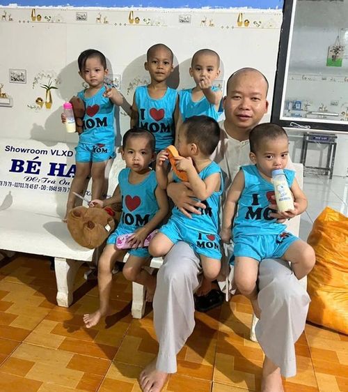Từng đứa trẻ được thầy đưa đi làm giấy khai sinh, được đặt tên và chuẩn bị cho việc học hành sau này