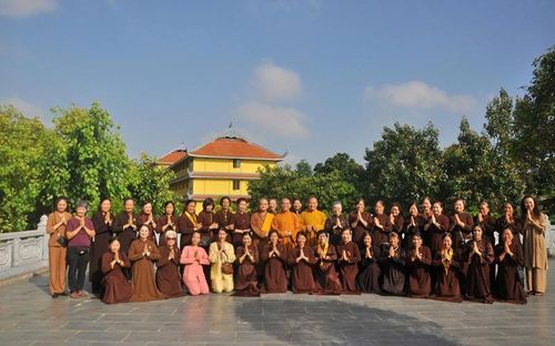 Chụp hình lưu niệm cùng quý Thầy nơi trường hạ chùa Đại Thành