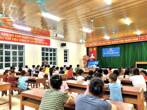 Lớp học Tiếng Anh cộng đồng miễn phí thu hút đông đảo thiếu nhi tham gia, tạo môi trường học tập sôi nổi và bổ ích trong dịp hè.