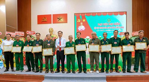 Ðồng chí Nguyễn Văn Khởi, Phó Chủ tịch Ủy ban Mặt trận Tổ quốc Việt Nam tỉnh Cà Mau, trao Bằng khen của UBND tỉnh cho các tập thể, cá nhân có thành tích xuất sắc trong phong trào thi đua và công tác Hội. Ảnh Hội Cựu TNXP tỉnh cung cấp