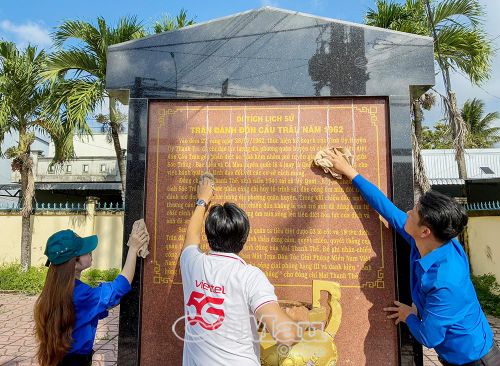 Tuổi trẻ Vĩnh Lợi tham gia vệ sinh Di tích lịch sử trận đánh đồn Cầu Trâu năm 1962, ấp Trà Ban 2, xã Vĩnh Lợi.