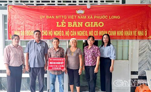 Gia đình ông Lê Văn Lượm, ấp Phước Thành, vui mừng trong ngày được bàn giao nhà mới.