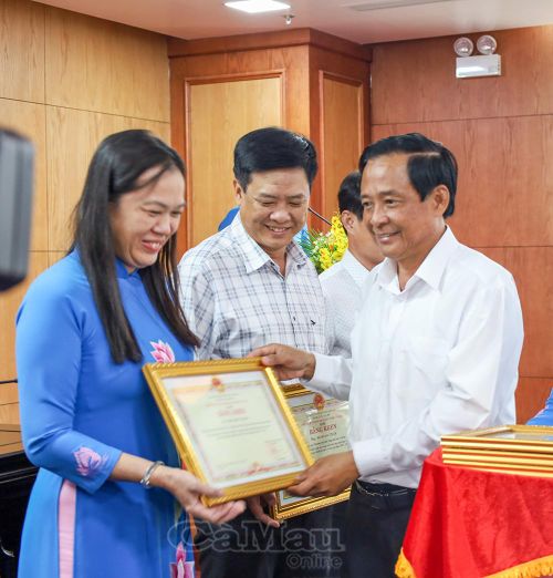 Đồng chí Võ Văn Lực, Phó Trưởng ban Thường trực Ban Tuyên giáo và Dân vận Tỉnh ủy, trao Bằng khen của Chủ tịch UBND tỉnh cho các cá nhân có thành tích xuất sắc.