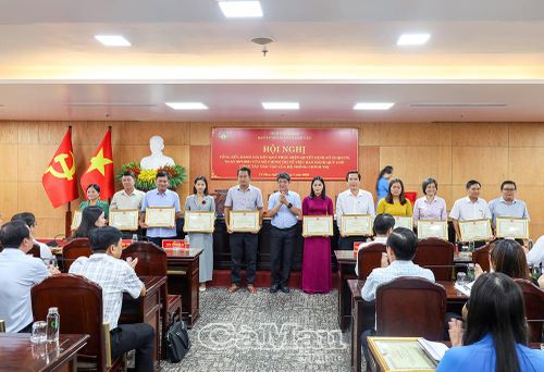 Đồng chí Nguyễn Huy Thái, Phó Trưởng ban Tuyên giáo và Dân vận Tỉnh ủy, trao Bằng khen của Chủ tịch UBND tỉnh cho các cá nhân có thành tích xuất sắc. 
